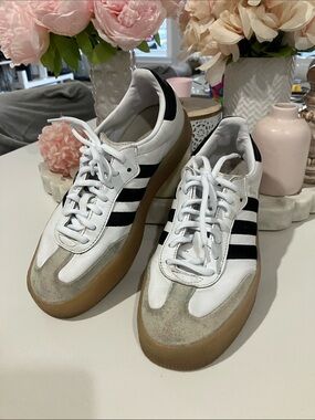 Adidas women’s 8.5 , eu 40 2/3,  Samba slight platform Low-Top Sneakers